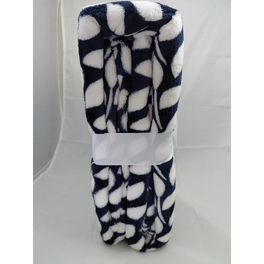 Home Expressions Twin / Twin XL Velvet Plush Blanket 66” X 94” LEAF NAVY, New